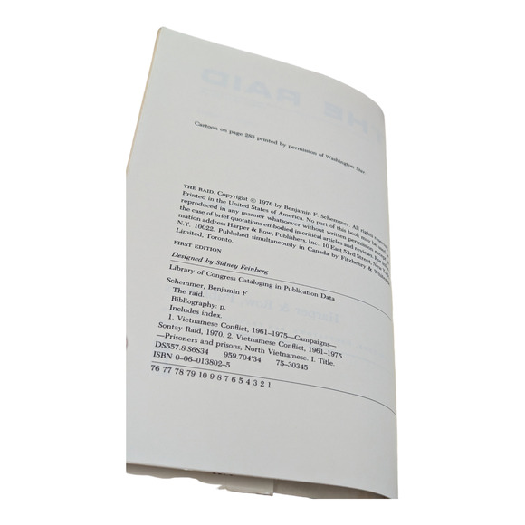 The Raid 1976 HC Book with DJ  by Benjamin Schemmer Vietnam War Excellent - Picture 2 of 3